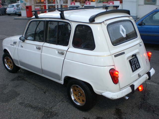 Autocollant vinyle sur-mesure posé sur une Renault 4L – sticker découpé par Poptuning Loire