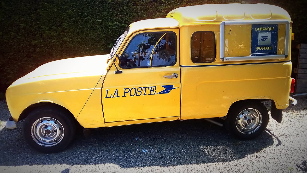 Sticker adhésif logo La Poste sur-mesure collé sur une Renault 4L – réalisation client Poptuning